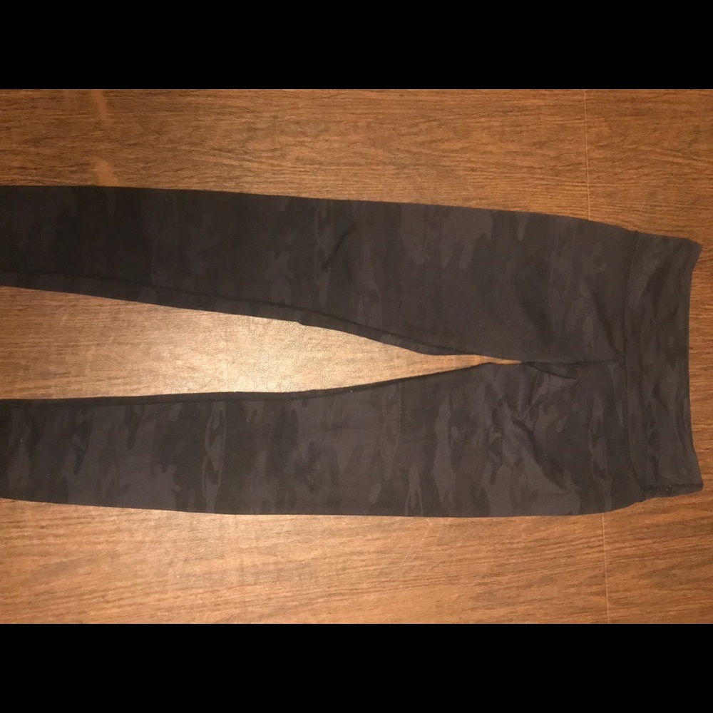 LULULEMON WUNDER UNDER CAMO WOMENS 6